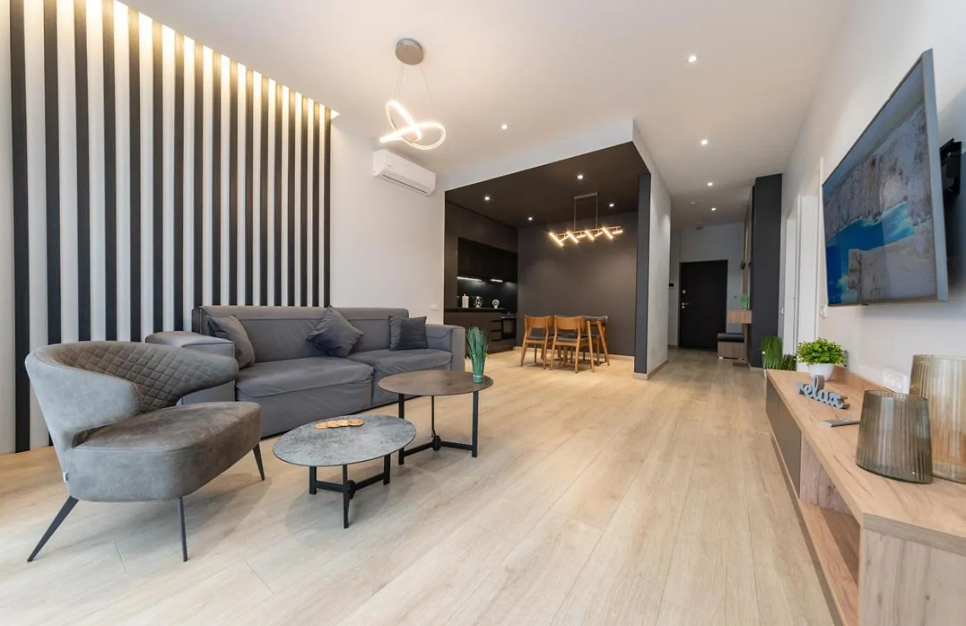 Royal Tower Residence Big Vip Apartment In Center Floor 27 contacts